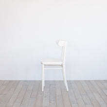 画像をギャラリービューアに読み込む, White chair / B
