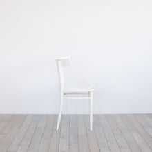 画像をギャラリービューアに読み込む, White chair / B
